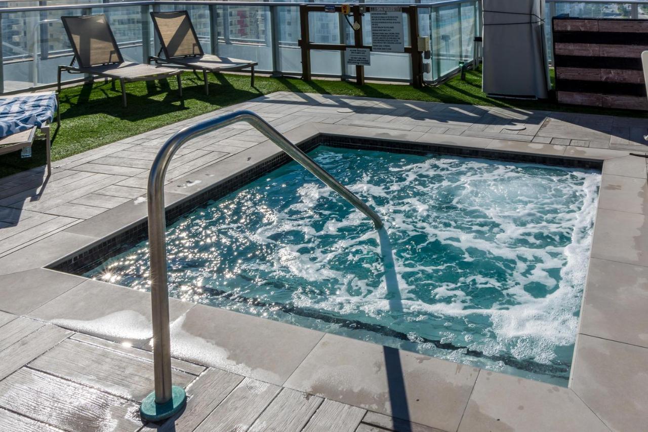 The Ultimate Resort - Beachfront 2 Bedroom Apartment With Direct Ocean View, Rooftop Pool, Hot Tub And Gym Hollywood Bagian luar foto